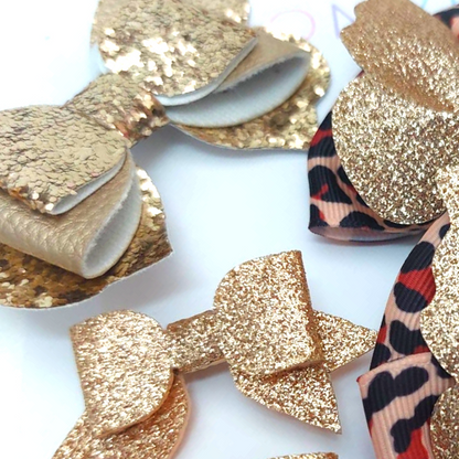 1 x Large Leopard print Bow.  2 x Small Gold Glitter Bow hairclips.