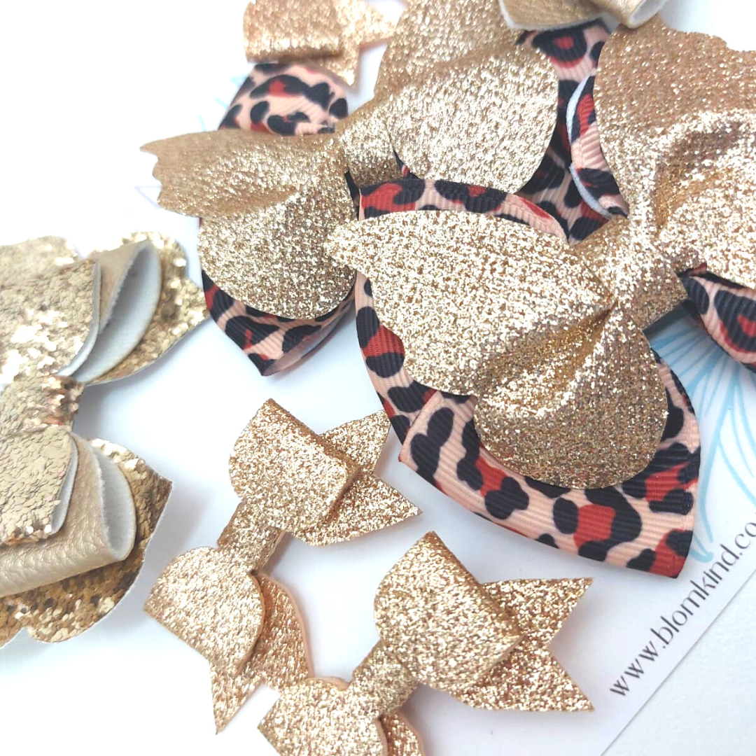 1 x Large Leopard print Bow.  2 x Small Gold Glitter Bow hairclips.